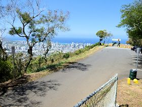 �^���^���X�̋u�̓W�]��A���̎�O�ɒ��ԏ�