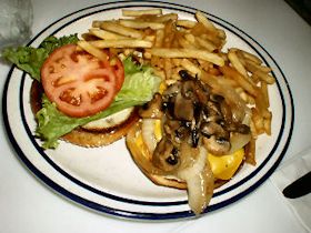 �P�I�j�ŐH�ׂ��`�L���̃n���o�[�K�[