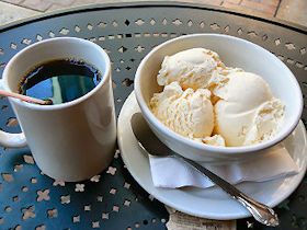 ���J�W���o�J�t�F�̃R�[�q�[�ƃo�j���A�C�X